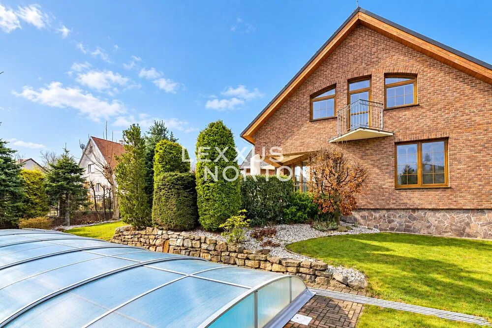 Pronájem vily 384 m², pozemek 903 m²